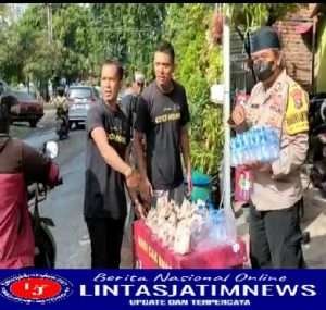 Jum’at Berkah Polsek Tambaksari Berbagi Nasi Bungkus melalui Cak Bhabin