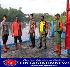 Sinergitas Babinsa dan Bhabinkamtibmas Joyotakan, dalam Monitoring Debit Air di Wilayah