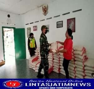 Babinsa Dampingi Pembagian PKH Berupa Sembako Kepada Masyarakat