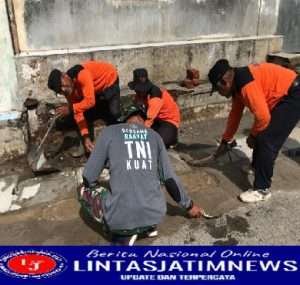 Cuaca Cerah, Koramil 04/Jebres Bersama Masyarakat Kebut Pembuatan Saluran Air Dalam Karya Bakti Daerah