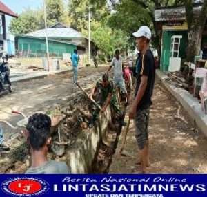 Perlancar Saluran Air,Babinsa Posramil Karanganyar Bersama Warga Bersihkan Parit