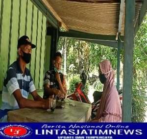 Jalin Kekeluargaan, Babinsa Gandong Laksanakan Kegiatan Komsos Dengan Warganya