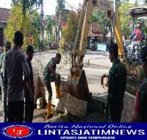 Upaya Pencegahan Banjir, Anggota Koramil 0801/01 Pacitan Bersama Dinas Terkait Bersihkan Sungai