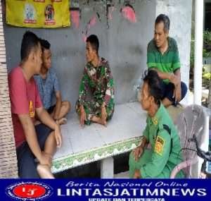 Pos Ronda Jadikan Tempat Komsosnya Sertu Harnawan dengan Karang Taruna