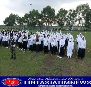 Siswa MI Khoirul Huda Pabean Ikuti Upacara Hari Santri