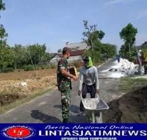 Percepat Pembangunan lnfrastruktur Wilayah Binaan, Koramil 0812/23 Solokuro Bersama Warga Membangun Plengsengan