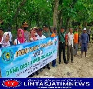 Babinsa Bluluk dan Bhabinkamtibmas Sinergi Ikuti Kegiatan Padat Karya Tunai Desa