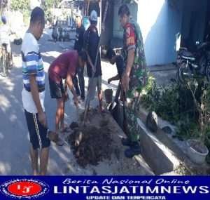 Babinsa Kodim 0802/Ponorogo Bantu Warga Buat Lubang Resapan Biopori