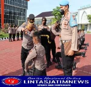 Atraksi Bela Diri Buka Tradisi Penyambutan Bintara Remaja di Polres Gresik