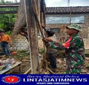 Kepedulian Babinsa Ikut Gotong Royong Perbaikan Rumah Warga Binaan