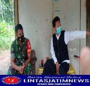 Babinsa Komsos Dengan Toga di Wilayah Binaan