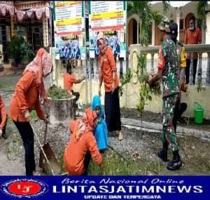 Babinsa Bringin Bersama masyarakat Kerja Bakti Bersihkan Lingkungan