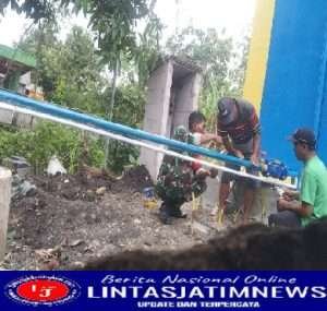 Bersama Warga Binaan, Babinsa Posramil Karanganyar Perbaiki Saluran Air