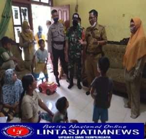 Komsos Bersama Kader Posyandu, Babinsa Ajak Ibu-Ibu Peduli Kesehatan Balita