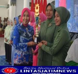 TOGA: Ny. Elsye Deni Rejeki, Ketua Persit Koorcab Rem 081 Saksikan Lomba Merangkai Toga di Kabuapten Madiun