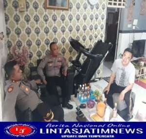 Kapolsek Tambaksari Bersama Waka Polsek Kunjungi Anggotanya yang sedang Sakit