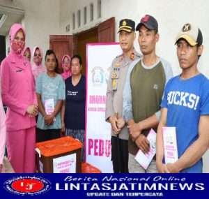 Polres Tulungagung Salurkan Bansos Bhayangkari Peduli untuk Korban Tanah Longsor di Sendang