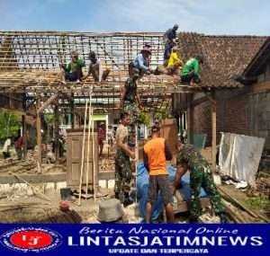 Babinsa Posramil Pitu Gotong Royong Membantu Warga Masyarakat dalam Pembangunan Rumah
