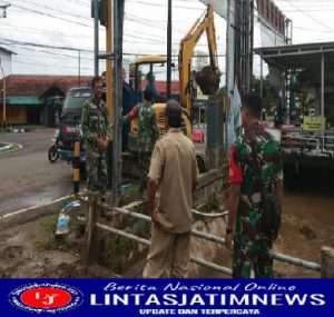 Normalisasi Sungai, Anggota Koramil 0801/01 Pacitan Bersama Dinas Terkait Lakukan Pengerukan