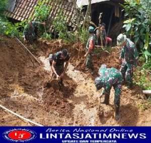 Kerja Bakti, Anggota Kodim 0802/Ponorogo Angkat Tanah  Yang Longsor Menimpa Rumah Warga