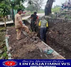 Demi Keamanan Babinsa Kerja Bakti Bangun Pagar