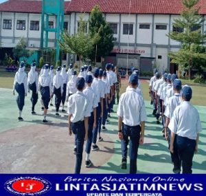 Pengurus OSIS SMPN 2 Sukoharjo diberikan pembekalan Wasbang dan PBB anggota Koramil 01 Sukoharjo