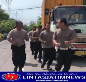 Jaga Imun dan Kesehatan Kapolsek Tambaksari Pimpin Olahraga Lari Siang Hari