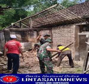 Anggota Koramil Kwadungan Bantu Warga Perbaiki Rumah