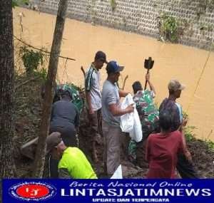 Cegah Air Sungai Meluap, Anggota Kodim 0802/Ponorogo Kerja Bakti Perbaiki Tanggul