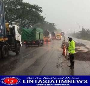 Satlantas Polres Gresik Terapkan Contraflow dan Jalur Alternatif Imbas Pengecoran di Duduksampeyan