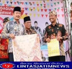 Meriahnya Festival Sego Muduk dan Sendangagung Batik Carnival