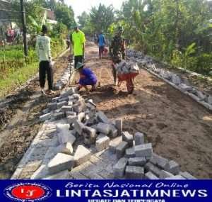 Gotong Royong Wujud Kedekatan TNI dan Rakyat Dalam Membangun Jalan Perkampungan di Wilayah