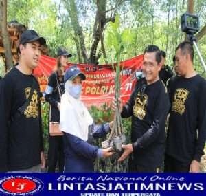 Peringati Hari Jadi Humas Polri, Polrestabes Surabaya Tanam Bibit Pohon Mangrove