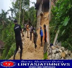 Tanggap Bencana, Babinsa Koramil 0801/05 Nawangan Bersihkan Material Longsor