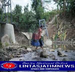 Jembatan Rusak Antar Dusun di Bantargadung, Sejumlah Pelajar Dan Warga Sisir Sungai Meskipun Deras