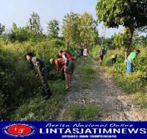 Babinsa Koramil 0812/23 Solokuro Melaksanakan Kerja Bakti, Jalin Keakraban dengan Warga