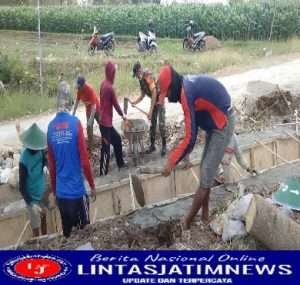 Babinsa Kodim 0802/Ponorogo Kerja Bakti Bersama Warga Buat Irigasi