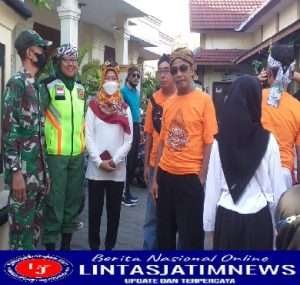 Kepedulian Serma Fitalis dalam Amankan Gerak Jalan Sehat Kelurahan Serengan