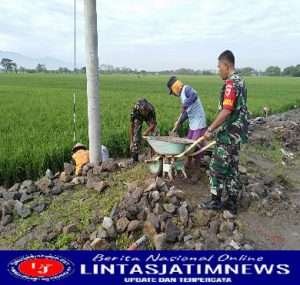 Babinsa  Koramil 0805/06 Kwadungan Bersama Warga Melaksanakan Kerja bakti Pembuatan Talut Irigasi Pertanian