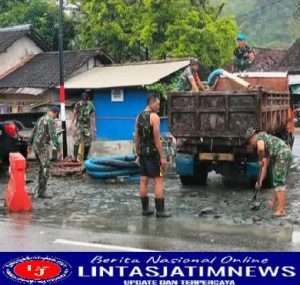 Cegah Banjir, Anggota Koramil 0801/01 Pacitan Bersama Instansi Lain Lakukan Upaya Normalisasi Sungai