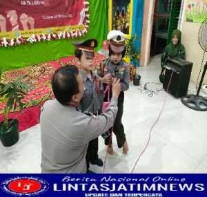 Polsek Tambaksari Dekatkan Diri dengan Anak-Anak dalam Rangka Peringati Hari Sumpah Pemuda