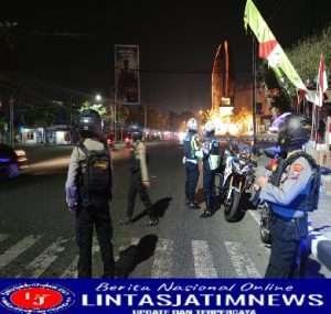 Antisipasi Tindak Kriminal dan Cegah Balap Liar Puluhan Personel Polres Gresik Patroli Skala Besar