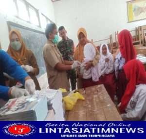 Peran Aktif Babinsa Posramil Karanganyar Amankan Kegiatan Imunisasi di wilayah