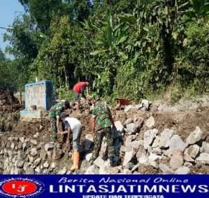 Bersama Warga, Babinsa Koramil Sine Gotong -Royong Bangun Talud