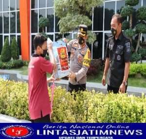 HUT Humas Polri ke-71, Kapolres Gresik Bagikan Paket Sembako Kepada Petugas Kebersihan