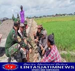 Jalin Kedekatan TNI-Rakyat Anggota Satgas TMMD Sengkuyung intensifkan Komsos dengan Warga