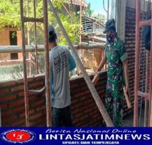 Wujud Manunggal dengan Rakyat, Babinsa Bantu Bangun Rumah Warga