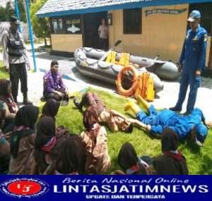 Antisipasi Bencana Banjir dan Laka Laut, Polres Sampang Latih Dasar Water Rescue pada Anggota Pramuka