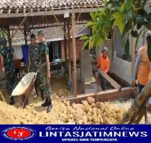 Kebersamaan Babinsa Gotong Royong Bantu Bangun Rumah Warga