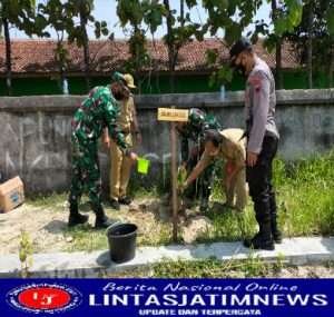 Lestarikan Lingkungan Danramil bersama Muspika Tanam tanaman Buah